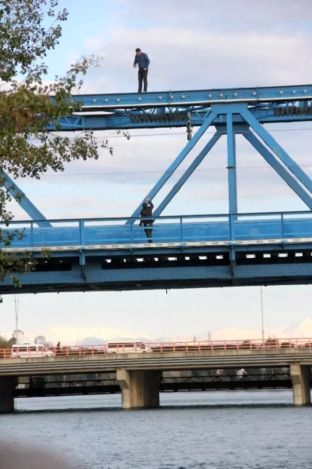 İntihar etmek istedi, üşüyünce köprüde yürüyüş yaptı İntihar etmek istedi, üşüyünce köprüde yürüyüş yaptı