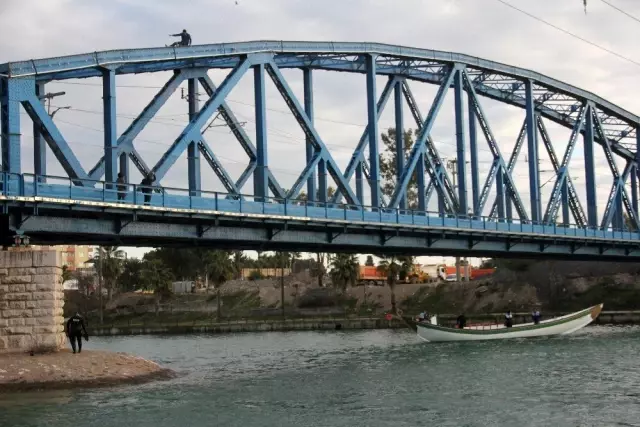 İntihar etmek istedi, üşüyünce köprüde yürüyüş yaptı İntihar etmek istedi, üşüyünce köprüde yürüyüş yaptı