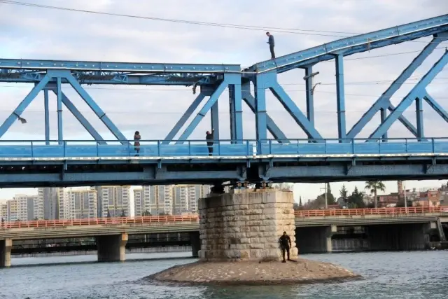 İntihar etmek istedi, üşüyünce köprüde yürüyüş yaptı İntihar etmek istedi, üşüyünce köprüde yürüyüş yaptı
