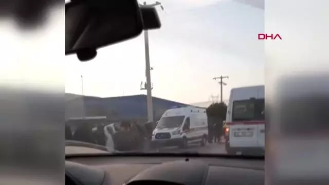 İzmir'de servis minibüsü otomobille çarpıştı 8 yaralı İzmir'de servis minibüsü otomobille çarpıştı 8 yaralı