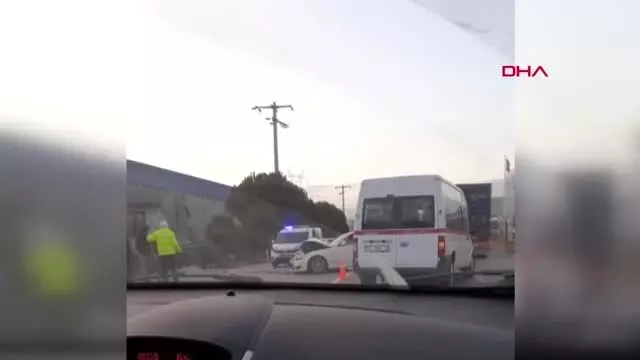 İzmir'de servis minibüsü otomobille çarpıştı 8 yaralı İzmir'de servis minibüsü otomobille çarpıştı 8 yaralı