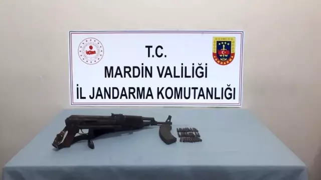 Jandarma ekipleri taşların arasına gizlenmiş silah ele geçirdi Jandarma ekipleri taşların arasına gizlenmiş silah ele geçirdi