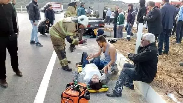 Kazada yaralanan hamile eşinin yanından bir an olsun ayrılmadı Kazada yaralanan hamile eşinin yanından bir an olsun ayrılmadı