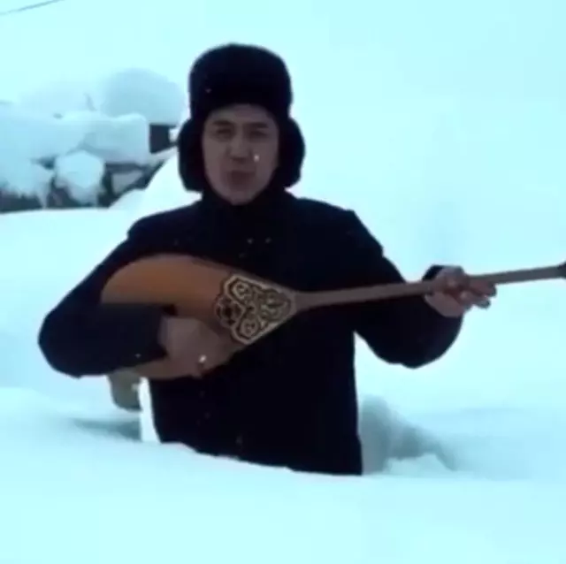Kazakistan'da karda mahsur kalan ozandan dombıralı yardım çağrısı Kazakistan'da karda mahsur kalan ozandan dombıralı yardım çağrısı