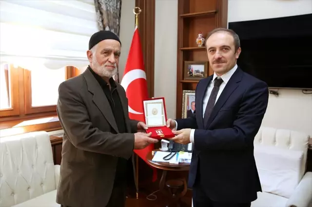 Kıbrıs Gazisi Mehmet Ozulu'ya, Milli Mücadele Madalyası ve Beratı verildi Kıbrıs Gazisi Mehmet Ozulu'ya, Milli Mücadele Madalyası ve Beratı verildi