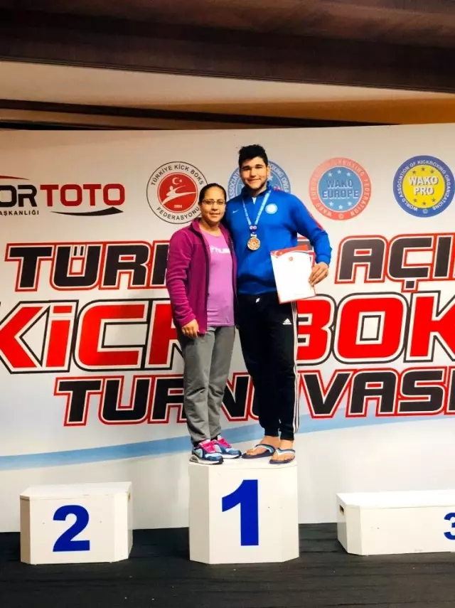 Kicklight Türkiye Şampiyonu Pasinlerli Hakan Koç oldu Kicklight Türkiye Şampiyonu Pasinlerli Hakan Koç oldu