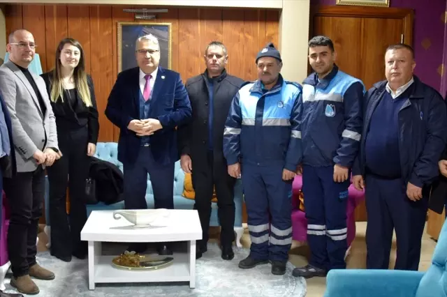 Manisa'da temizlik işçileri buldukları 90 bin liralık çeki sahibine teslim etti Manisa'da temizlik işçileri buldukları 90 bin liralık çeki sahibine teslim etti