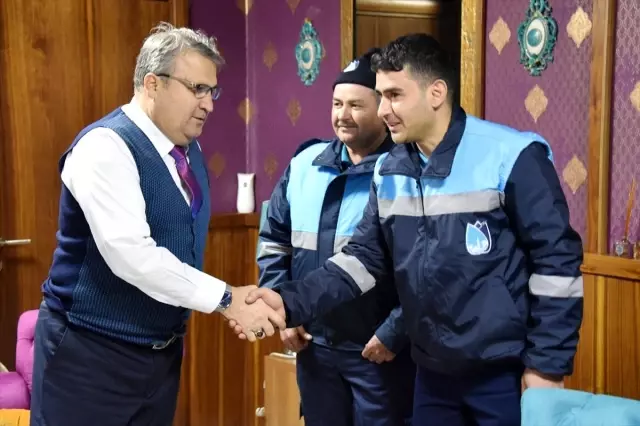 Manisa'da temizlik işçileri buldukları 90 bin liralık çeki sahibine teslim etti Manisa'da temizlik işçileri buldukları 90 bin liralık çeki sahibine teslim etti