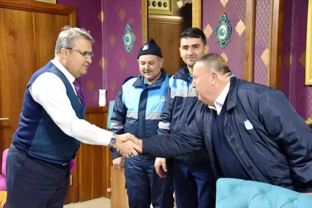Manisa'da temizlik işçileri buldukları 90 bin liralık çeki sahibine teslim etti Manisa'da temizlik işçileri buldukları 90 bin liralık çeki sahibine teslim etti
