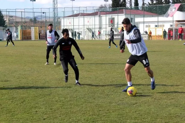 Marius Sumudica: 'Menajerlik şirketine ortak olduğum kanıtlansın futbolu bırakırım' Marius Sumudica: 'Menajerlik şirketine ortak olduğum kanıtlansın futbolu bırakırım'