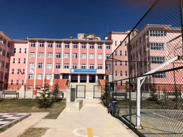 MEB'in ilk Kalite Yönetim Sertifikası Hasan Polatkan Ortaokulu'na verildi MEB'in ilk Kalite Yönetim Sertifikası Hasan Polatkan Ortaokulu'na verildi