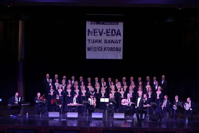 Nev-Eda Türk Sanat Müziği Korosu'ndan büyüleyici performans Nev-Eda Türk Sanat Müziği Korosu'ndan büyüleyici performans
