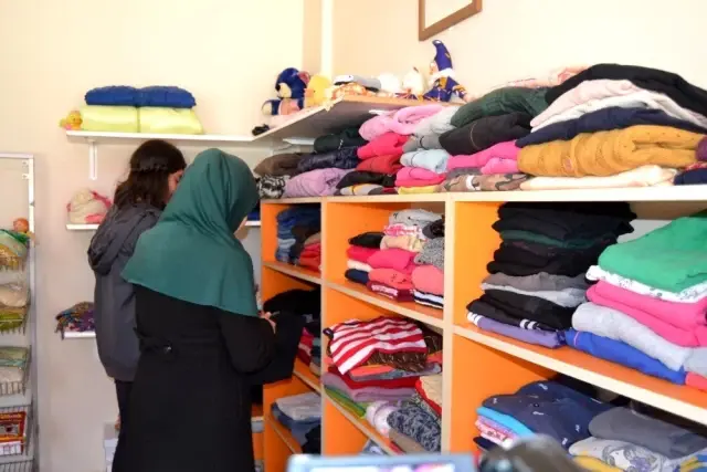 Ortaokulda ihtiyaç sahibi öğrenciler için 'Sosyal Market' açtılar Ortaokulda ihtiyaç sahibi öğrenciler için 'Sosyal Market' açtılar