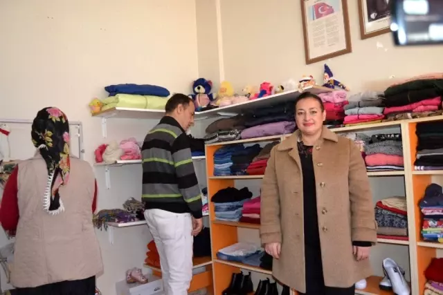 Ortaokulda ihtiyaç sahibi öğrenciler için 'Sosyal Market' açtılar Ortaokulda ihtiyaç sahibi öğrenciler için 'Sosyal Market' açtılar
