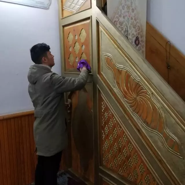 Osmancık'lı gençler ilçedeki camileri temizliyor Osmancık'lı gençler ilçedeki camileri temizliyor