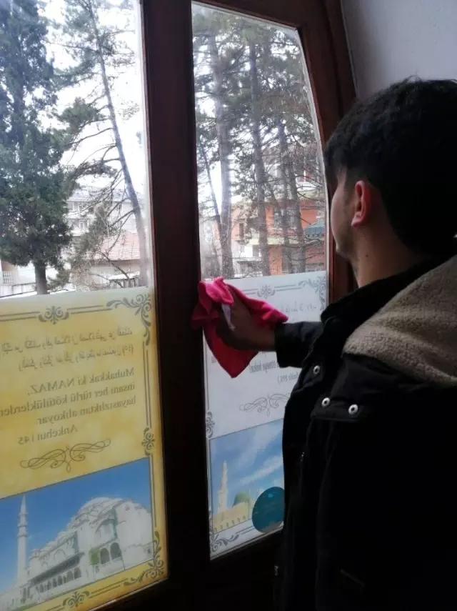 Osmancık'lı gençler ilçedeki camileri temizliyor Osmancık'lı gençler ilçedeki camileri temizliyor