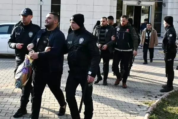 Otel odasında uyuşturucu haplarla yakalanan 4 kişi tutuklandı Otel odasında uyuşturucu haplarla yakalanan 4 kişi tutuklandı