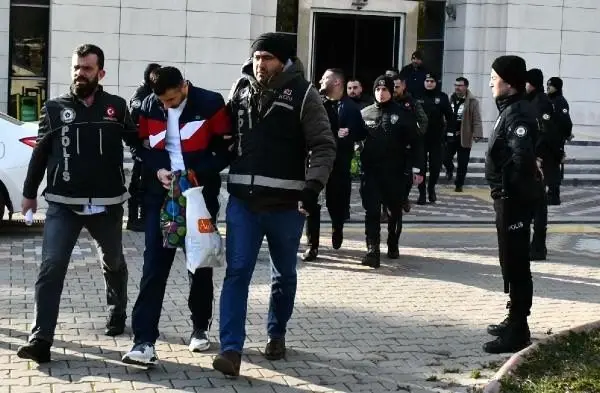 Otel odasında uyuşturucu haplarla yakalanan 4 kişi tutuklandı Otel odasında uyuşturucu haplarla yakalanan 4 kişi tutuklandı