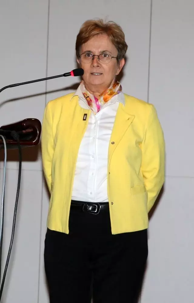 Prof. Dr. Kevser Erol, 36 yıl görev yaptığı ESOGÜ'den emekliliğe uğurlandı Prof. Dr. Kevser Erol, 36 yıl görev yaptığı ESOGÜ'den emekliliğe uğurlandı