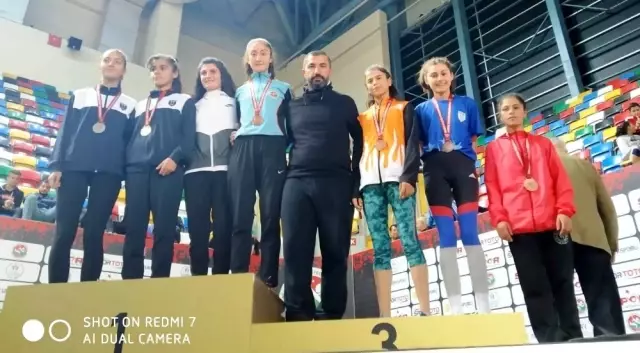 Şanlıurfalı sporcu Nidanur akranlarına örnek oldu Şanlıurfalı sporcu Nidanur akranlarına örnek oldu