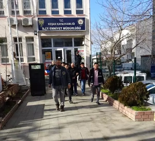 Kızının yaptığı işten utanç duyan baba kızını boğup parçalara ayırdı Kızının yaptığı işten utanç duyan baba kızını boğup parçalara ayırdı