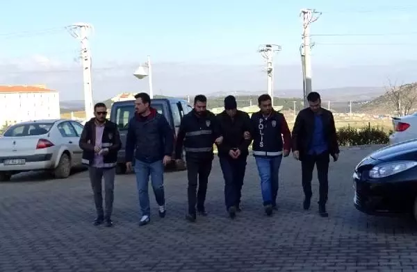 Kızının yaptığı işten utanç duyan baba kızını boğup parçalara ayırdı Kızının yaptığı işten utanç duyan baba kızını boğup parçalara ayırdı