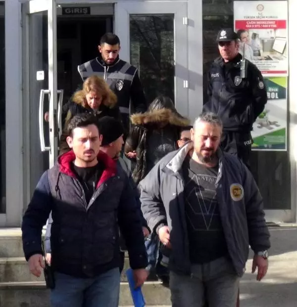 Kızının yaptığı işten utanç duyan baba kızını boğup parçalara ayırdı Kızının yaptığı işten utanç duyan baba kızını boğup parçalara ayırdı