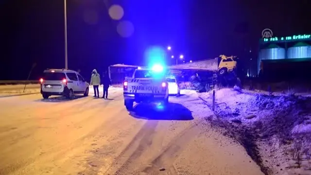 Sebze yüklü tırın devrilmesi sonucu kara yolu trafiğe kapandı Sebze yüklü tırın devrilmesi sonucu kara yolu trafiğe kapandı