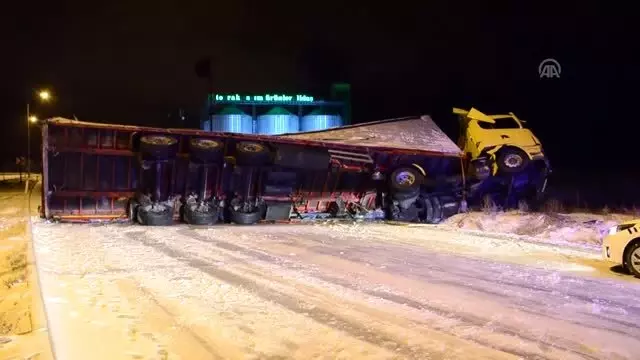 Sebze yüklü tırın devrilmesi sonucu kara yolu trafiğe kapandı Sebze yüklü tırın devrilmesi sonucu kara yolu trafiğe kapandı