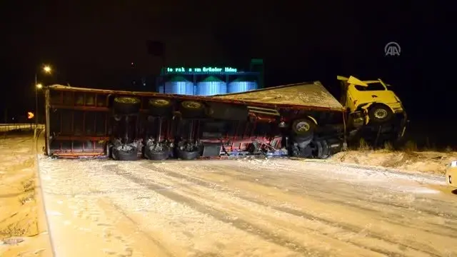 Sebze yüklü tırın devrilmesi sonucu kara yolu trafiğe kapandı Sebze yüklü tırın devrilmesi sonucu kara yolu trafiğe kapandı