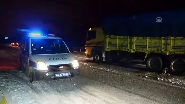 Sebze yüklü tırın devrilmesi sonucu kara yolu trafiğe kapandı Sebze yüklü tırın devrilmesi sonucu kara yolu trafiğe kapandı