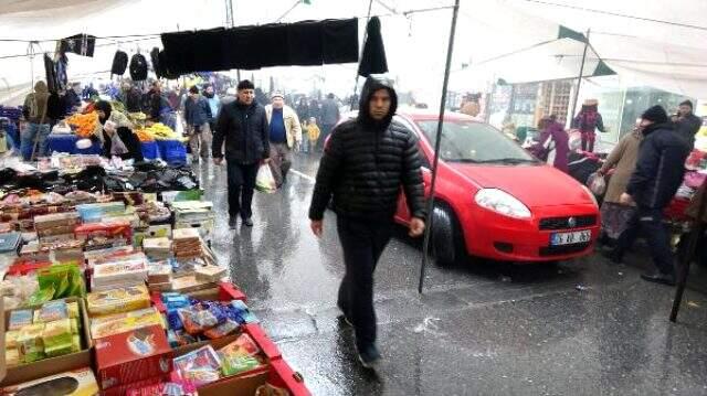 Semt pazarının ortasında otomobil engeli, vatandaşları sinirlendi