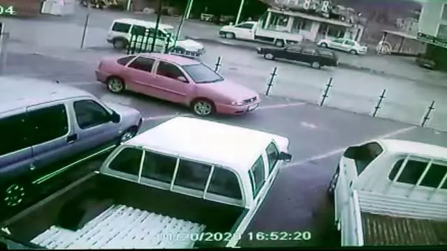 'Sevilmediğini' öğrenen kadının neden olduğu kaza güvenlik kamerasında 'Sevilmediğini' öğrenen kadının neden olduğu kaza güvenlik kamerasında