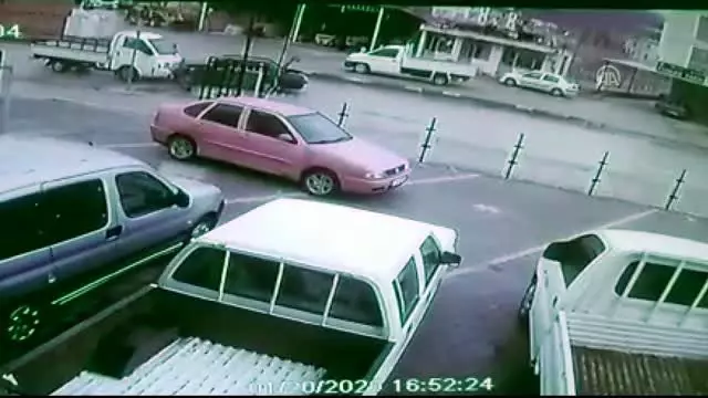 'Sevilmediğini' öğrenen kadının neden olduğu kaza güvenlik kamerasında 'Sevilmediğini' öğrenen kadının neden olduğu kaza güvenlik kamerasında