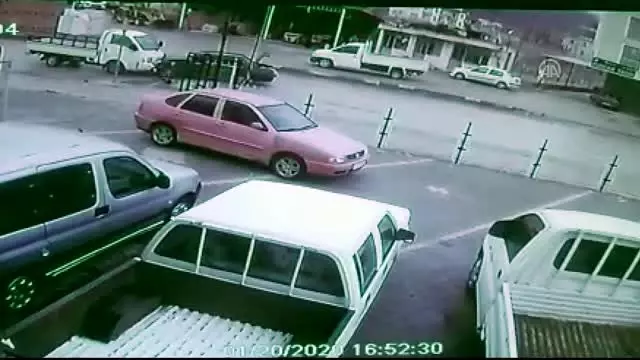 'Sevilmediğini' öğrenen kadının neden olduğu kaza güvenlik kamerasında 'Sevilmediğini' öğrenen kadının neden olduğu kaza güvenlik kamerasında