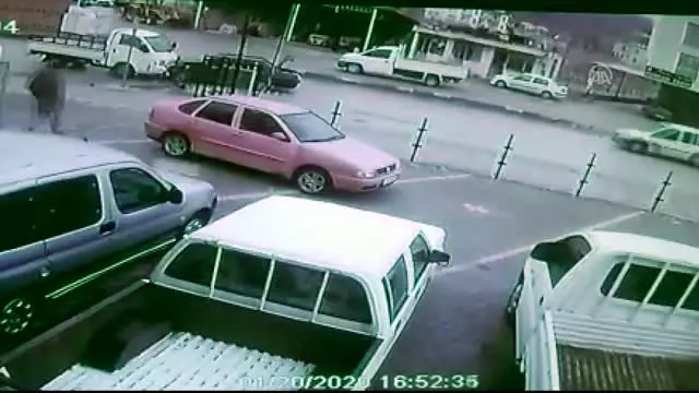 'Sevilmediğini' öğrenen kadının neden olduğu kaza güvenlik kamerasında 'Sevilmediğini' öğrenen kadının neden olduğu kaza güvenlik kamerasında