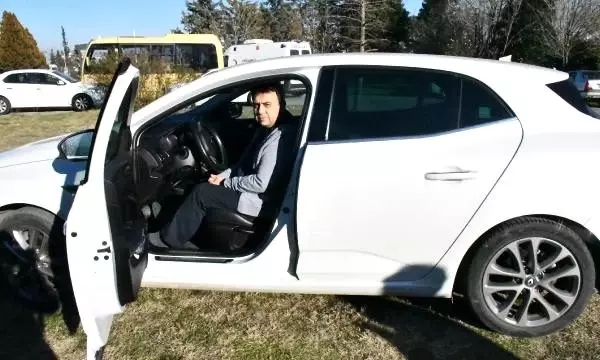 Sıfır aldığı otomobilin tamponu boyalı, ön camı değişmiş çıktı Sıfır aldığı otomobilin tamponu boyalı, ön camı değişmiş çıktı