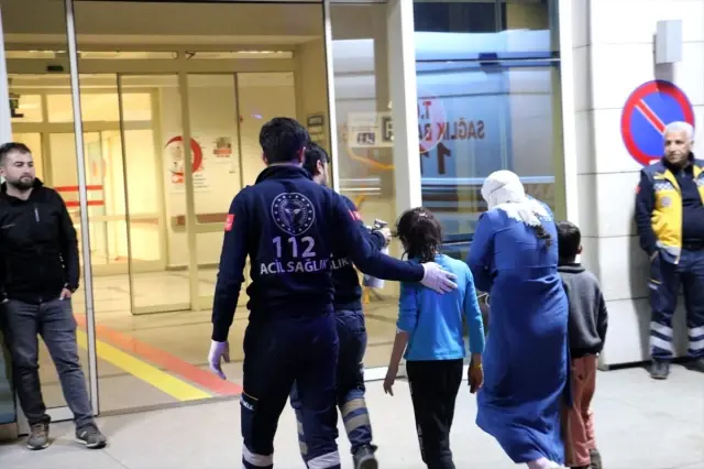 Siirt'te sobadan sızan gazdan zehirlenen aynı aileden 6 kişi hastaneye kaldırıldı Siirt'te sobadan sızan gazdan zehirlenen aynı aileden 6 kişi hastaneye kaldırıldı