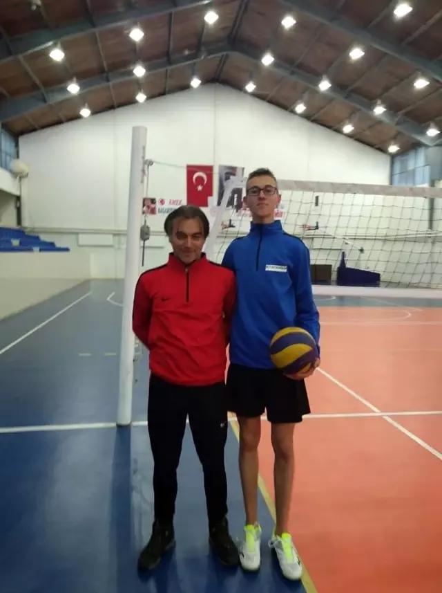 Simavlı genç voleybolcu kampa çağrıldı Simavlı genç voleybolcu kampa çağrıldı