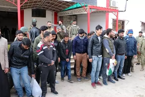 SMO, Resulayn'da PKK/YPG'nin zorla silah altına aldığı 45 kişiyi serbest bıraktı SMO, Resulayn'da PKK/YPG'nin zorla silah altına aldığı 45 kişiyi serbest bıraktı