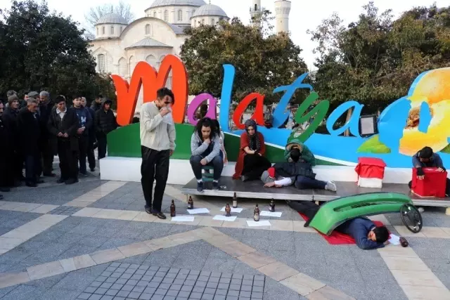 Sokak tiyatrosuyla uyuşturucunun zararına dikkat çektiler Sokak tiyatrosuyla uyuşturucunun zararına dikkat çektiler