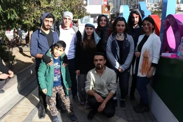 Sokak tiyatrosuyla uyuşturucunun zararına dikkat çektiler Sokak tiyatrosuyla uyuşturucunun zararına dikkat çektiler