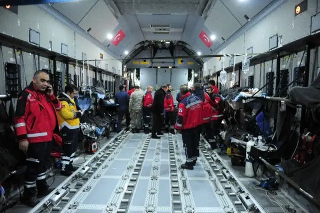 Somali'de bomba yüklü araçla gerçekleştirilen terör saldırısında yaralanan 9 vatandaşı taşıyan Türk... Somali'de bomba yüklü araçla gerçekleştirilen terör saldırısında yaralanan 9 vatandaşı taşıyan Türk...