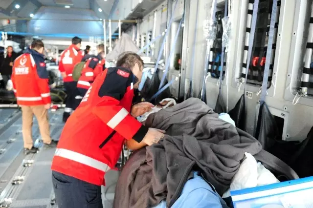 Somali'de bomba yüklü araçla gerçekleştirilen terör saldırısında yaralanan 9 vatandaşı taşıyan Türk... Somali'de bomba yüklü araçla gerçekleştirilen terör saldırısında yaralanan 9 vatandaşı taşıyan Türk...
