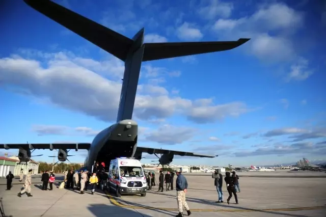 Somali'de bomba yüklü araçla gerçekleştirilen terör saldırısında yaralanan 9 vatandaşı taşıyan Türk... Somali'de bomba yüklü araçla gerçekleştirilen terör saldırısında yaralanan 9 vatandaşı taşıyan Türk...