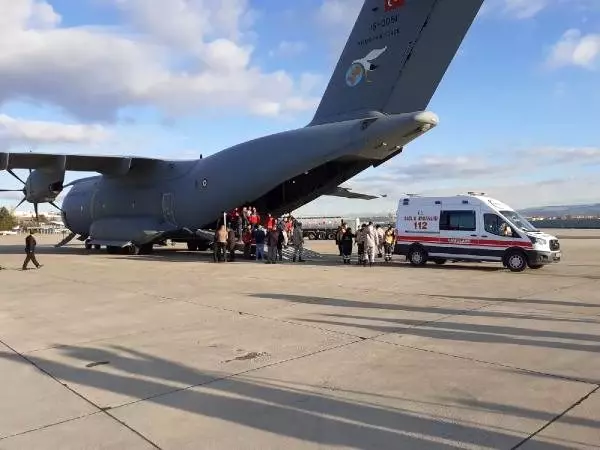 Somali'deki bombalı saldırıda yaralananlar Türkiye'ye getirildi Somali'deki bombalı saldırıda yaralananlar Türkiye'ye getirildi