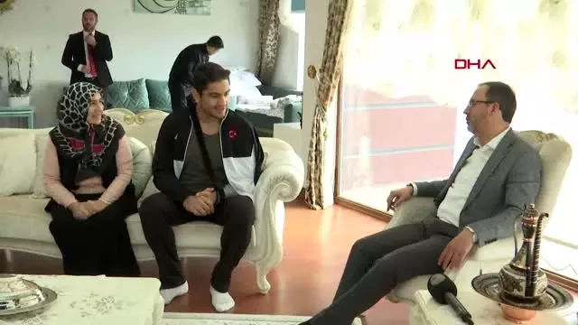 Spor bakan kasapoğlu'ndan taha akgül'e geçmiş olsun ziyareti Spor bakan kasapoğlu'ndan taha akgül'e geçmiş olsun ziyareti