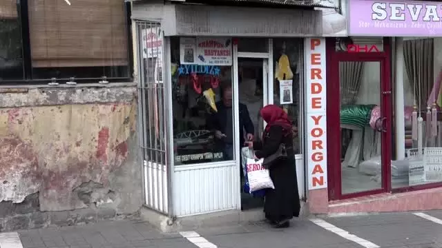 Ünlü futbolcuların kramponlarını, 2 metrekarelik dükkanında tamir ediyor Ünlü futbolcuların kramponlarını, 2 metrekarelik dükkanında tamir ediyor
