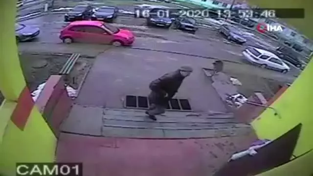 Küçük kızı zekası kurtardı! Tacizciyi tuzağa düşürdüğü anlar kameraya yansıdı Küçük kızı zekası kurtardı! Tacizciyi tuzağa düşürdüğü anlar kameraya yansıdı