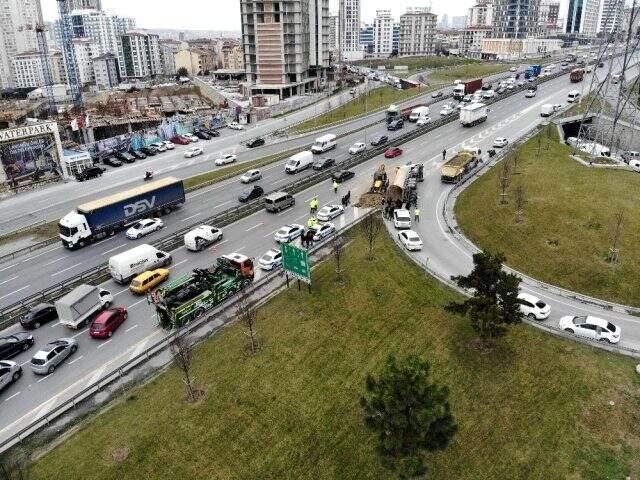 TEM otoyolunda hafriyat kamyonu devrilince trafik yoğunluğu yaşandı